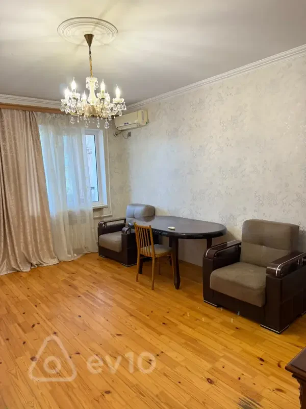Kirayə verilir 2 otaqlı köhnə tikili 70 m²