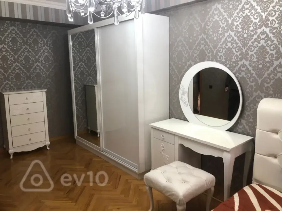Kirayə verilir 3 otaqlı köhnə tikili 90 m²