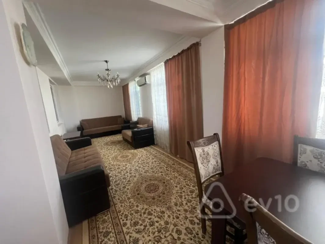 Kirayə verilir 5 otaqlı köhnə tikili 140 m²