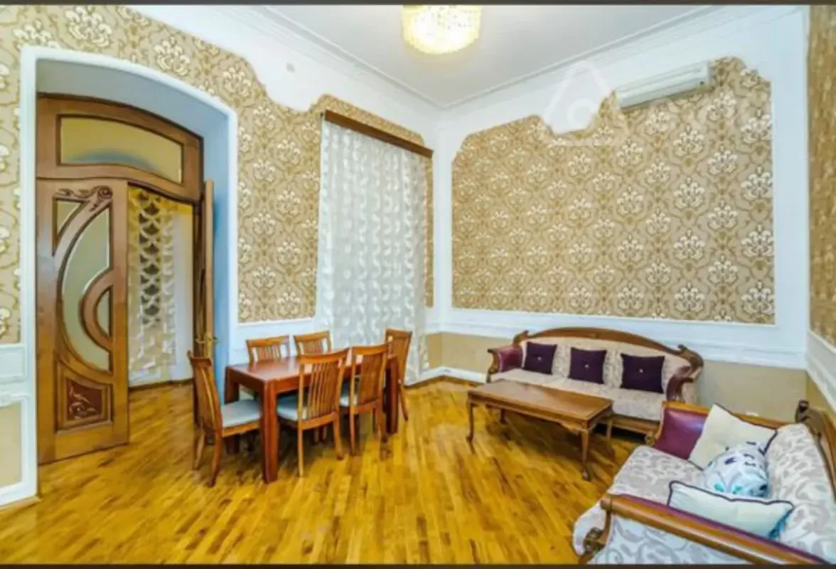 Kirayə verilir 3 otaqlı köhnə tikili 120 m²