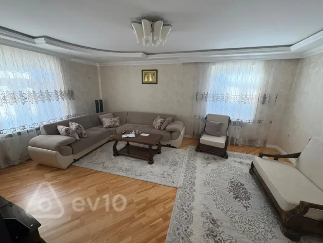 Satılır 6 otaqlı həyət evi 300 m²