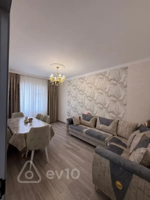 Satılır 4 otaqlı köhnə tikili 100 m²
