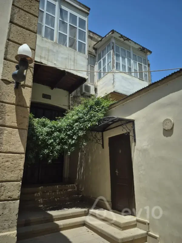 Kirayə verilir 2 otaqlı köhnə tikili 74 m²