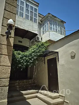 Kirayə verilir 2 otaqlı köhnə tikili 74 m² — Bakı, Səbail 2 otaq 74.00 m²