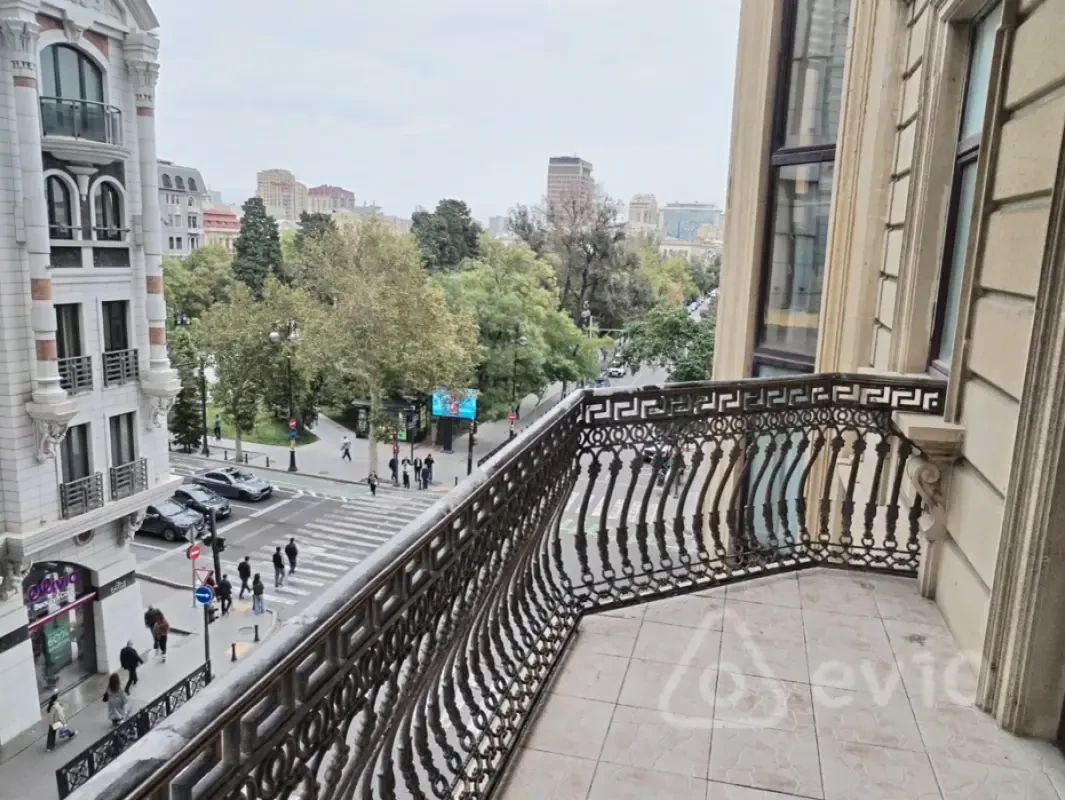 Kirayə verilir 4 otaqlı yeni tikili 180 m²