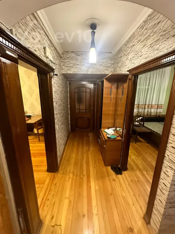 Satılır 2 otaqlı köhnə tikili 65 m²