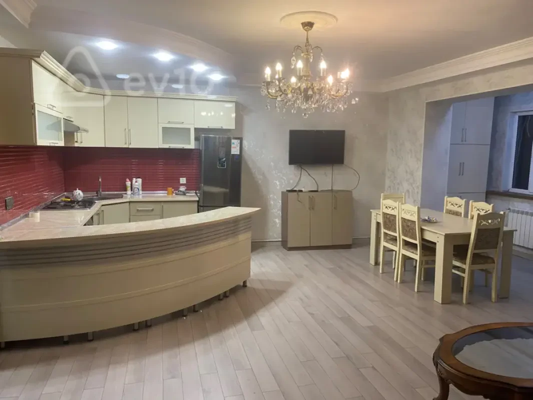 Kirayə verilir 3 otaqlı köhnə tikili 70 m²