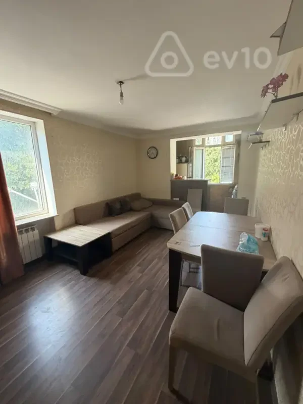 Kirayə verilir 2 otaqlı köhnə tikili 42 m²