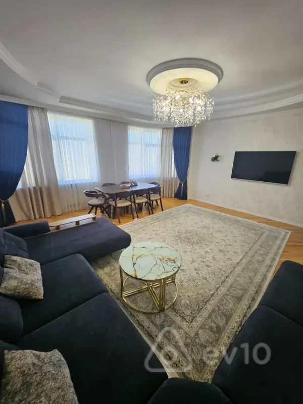 Kirayə verilir 4 otaqlı yeni tikili 200 m²