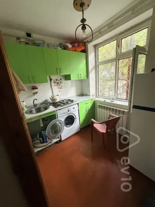 Kirayə verilir 3 otaqlı köhnə tikili 130 m²