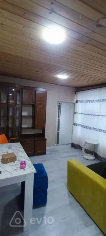 Kirayə verilir 2 otaqlı köhnə tikili 65 m²