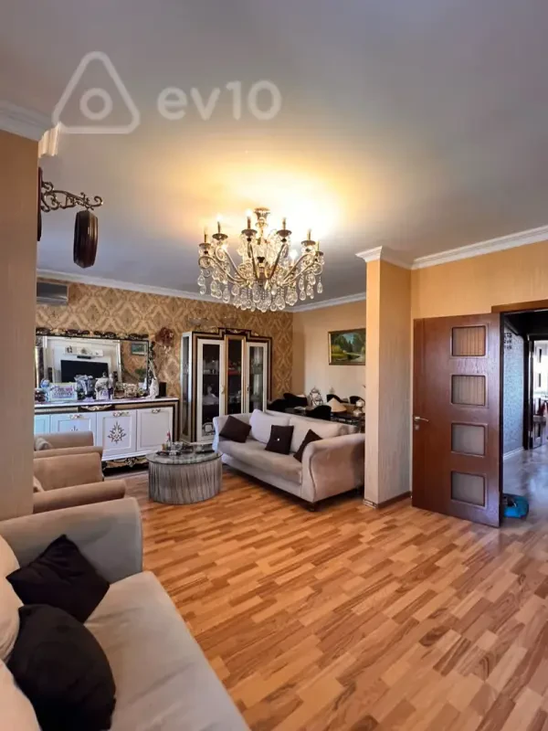 Satılır 4 otaqlı köhnə tikili 100 m²