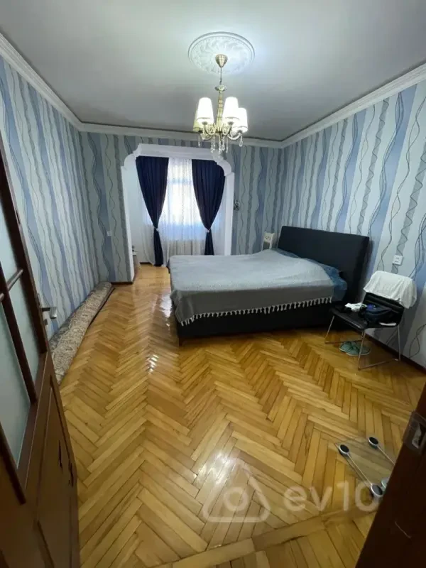 Satılır 4 otaqlı köhnə tikili 115 m²
