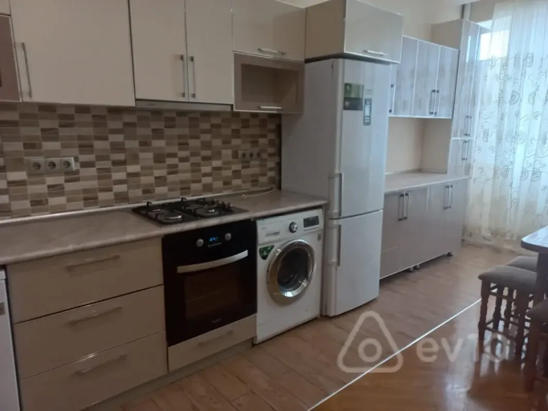 Kirayə verilir 3 otaqlı yeni tikili 120 m²