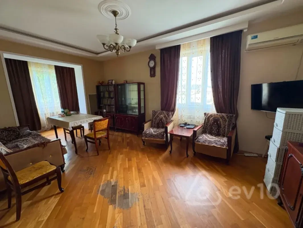 Kirayə verilir 3 otaqlı köhnə tikili 100 m²