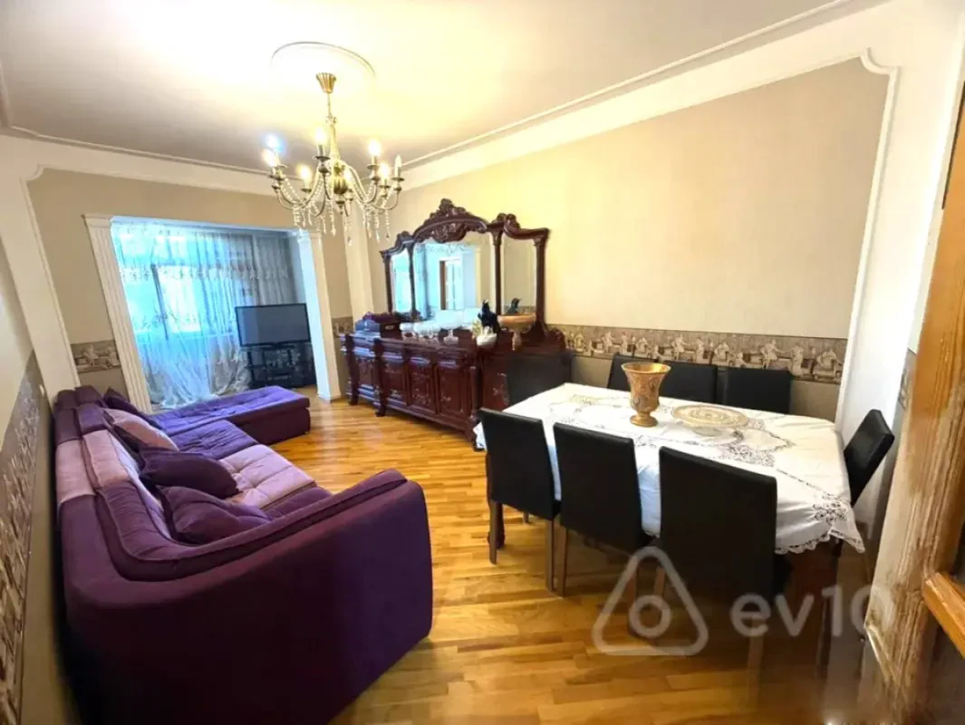 Satılır 4 otaqlı köhnə tikili 110 m²