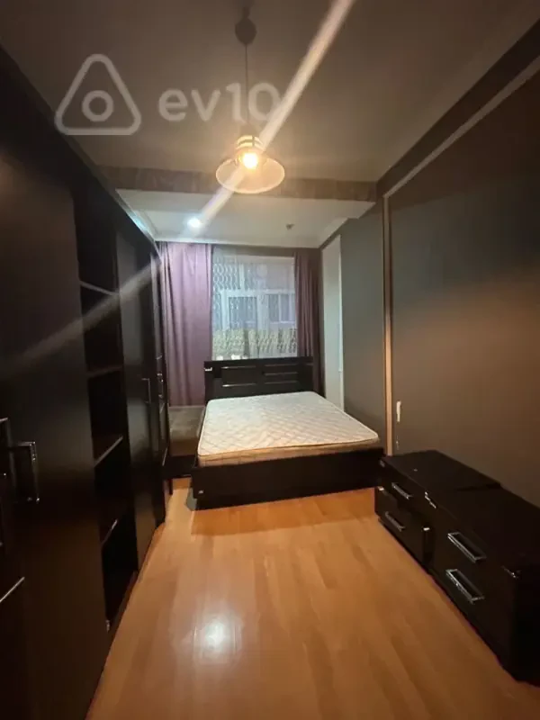 Kirayə verilir 2 otaqlı köhnə tikili 75 m²