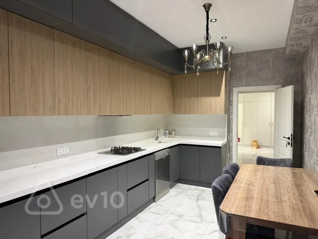 Kirayə verilir 3 otaqlı yeni tikili 130 m²