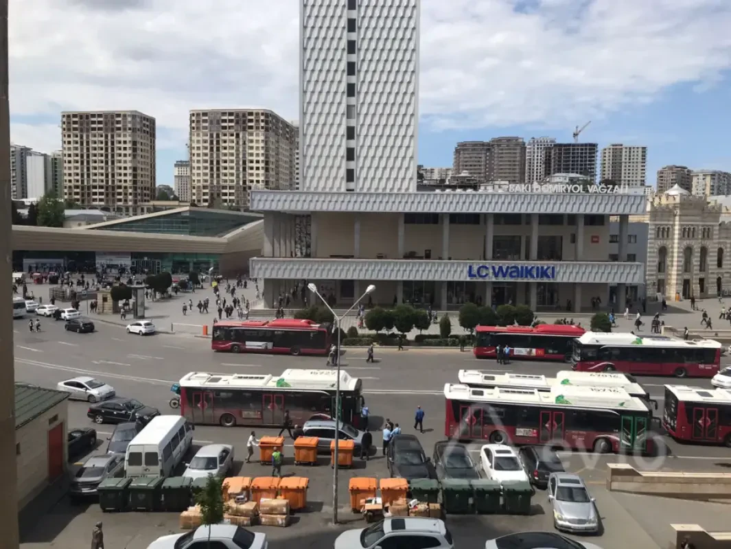 Kirayə verilir 3 otaqlı köhnə tikili 90 m²