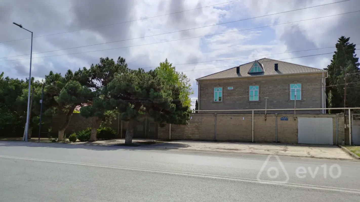 Satılır 14 otaqlı həyət evi 840 m²