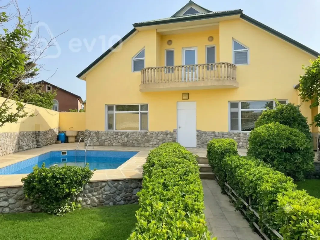 Satılır 8 otaqlı həyət evi 200 m²