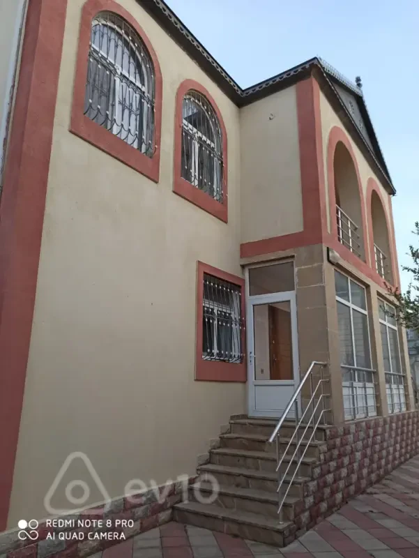 Satılır 8 otaqlı həyət evi 300 m²