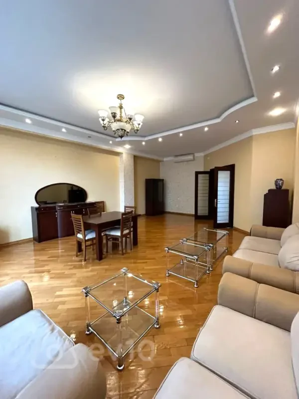 Kirayə verilir 4 otaqlı yeni tikili 180 m²