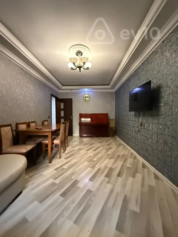 Kirayə verilir 2 otaqlı köhnə tikili 70 m²