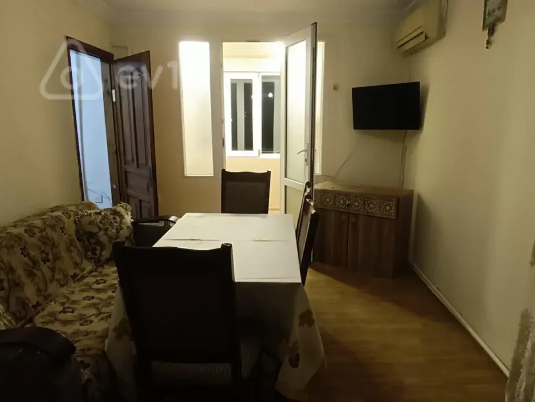 Kirayə verilir 2 otaqlı köhnə tikili 50 m²