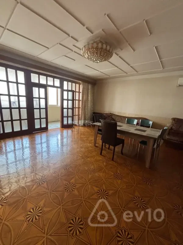 Kirayə verilir 4 otaqlı köhnə tikili 150 m²