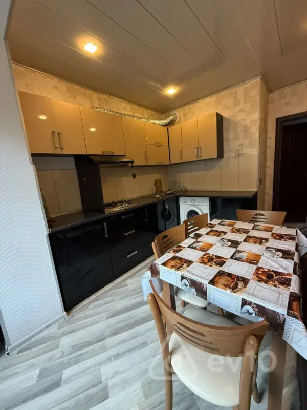 Kirayə verilir 2 otaqlı köhnə tikili 60 m²