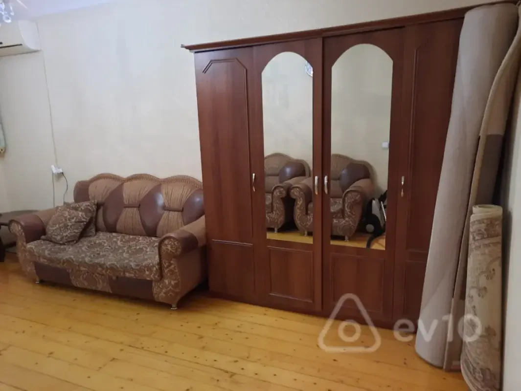 Kirayə verilir 2 otaqlı köhnə tikili 50 m²