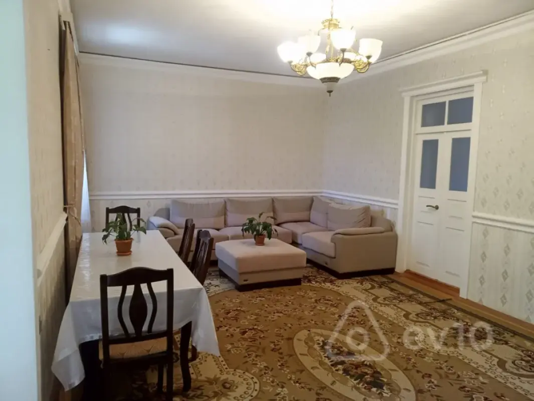 Kirayə verilir 2 otaqlı köhnə tikili 120 m²