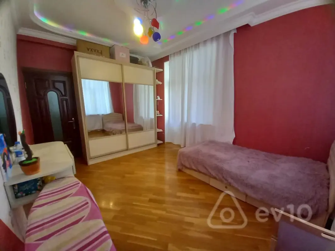 Kirayə verilir 3 otaqlı köhnə tikili 130 m²