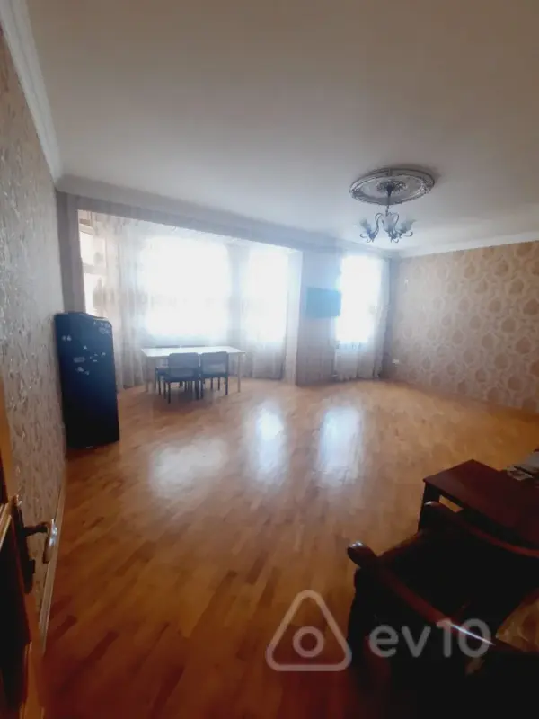 Satılır 5 otaqlı yeni tikili 200 m²