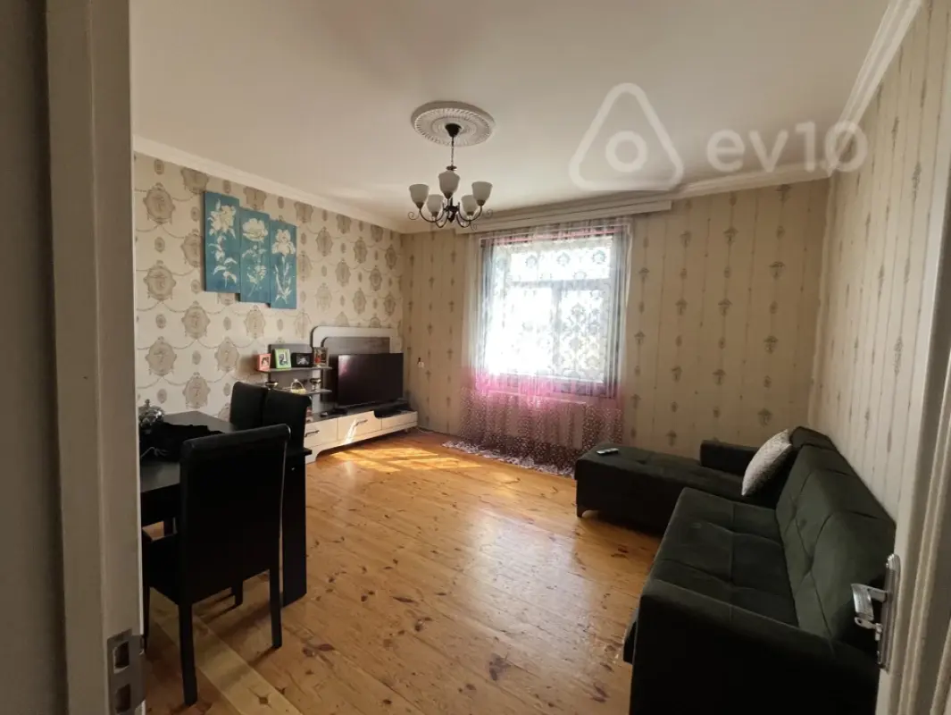 Satılır 3 otaqlı köhnə tikili 140 m²