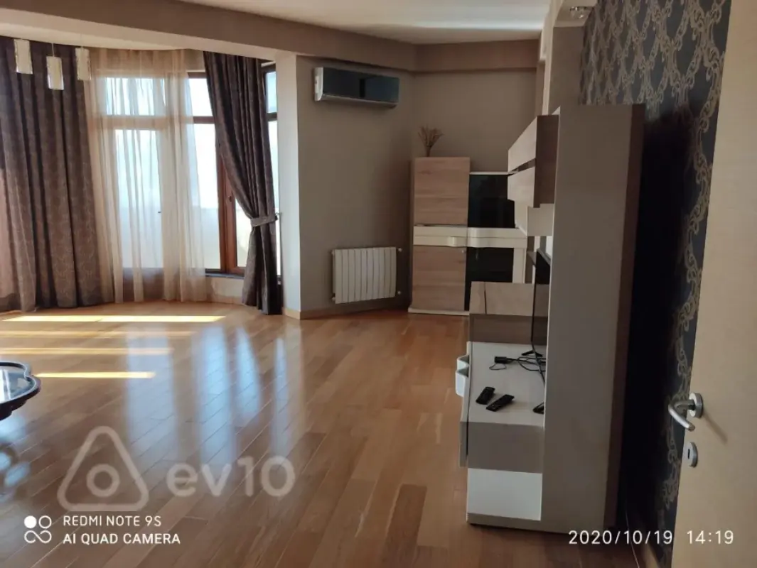 Kirayə verilir 3 otaqlı yeni tikili 135 m²