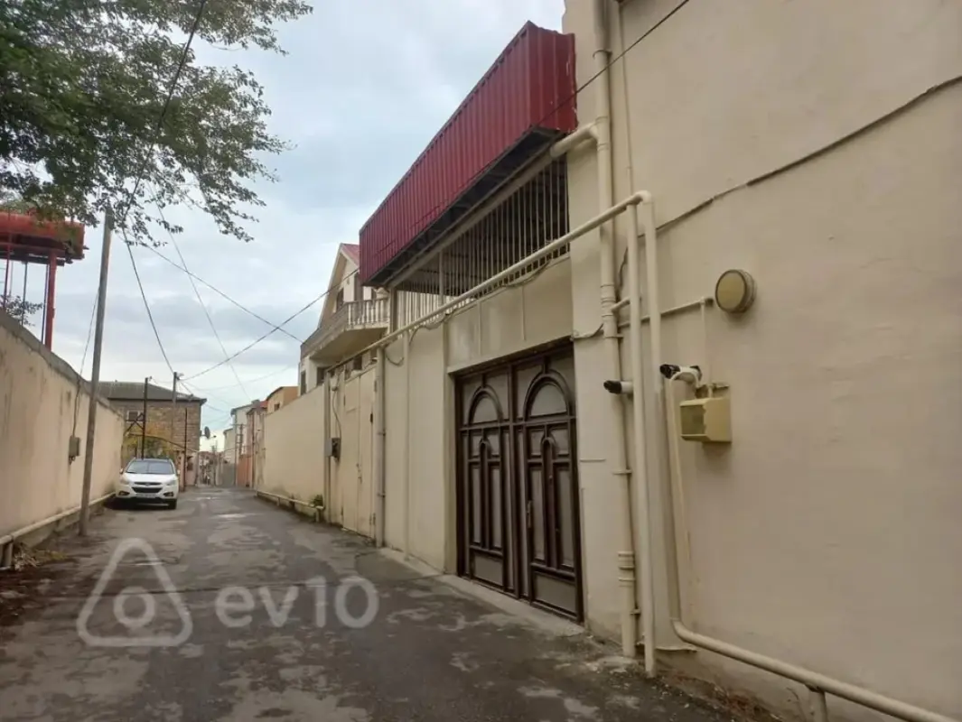 Satılır 10 otaqlı həyət evi 450 m²