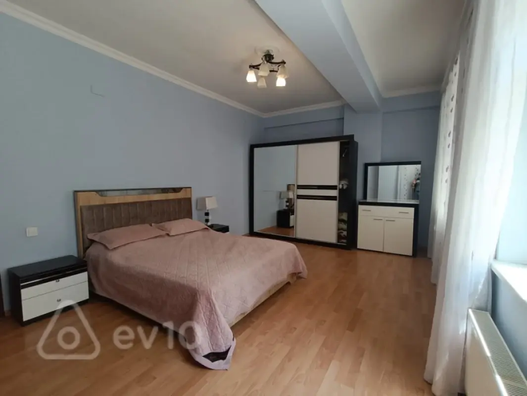 Kirayə verilir 3 otaqlı yeni tikili 140 m²