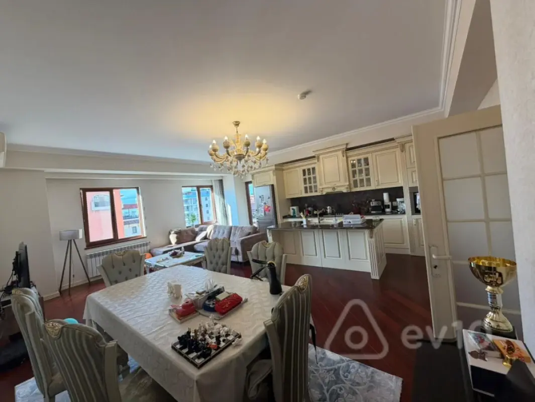 Kirayə verilir 3 otaqlı yeni tikili 155 m²