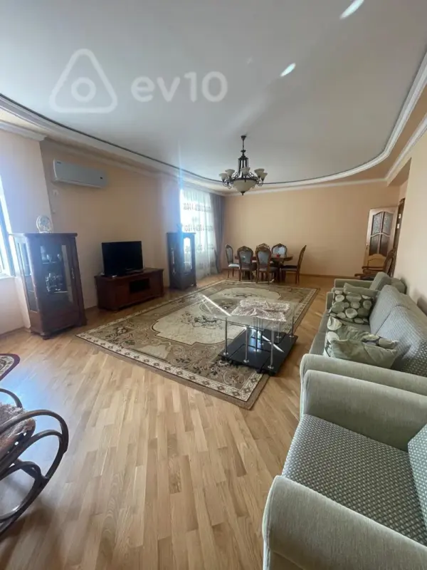Kirayə verilir 3 otaqlı köhnə tikili 153 m²