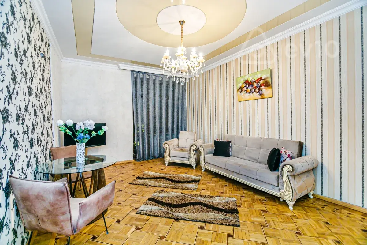Kirayə verilir 4 otaqlı köhnə tikili 170 m²