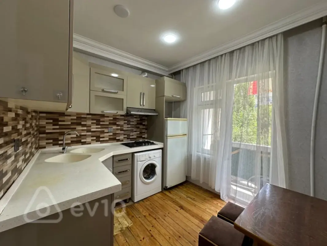 Satılır 1 otaqlı köhnə tikili 40 m²