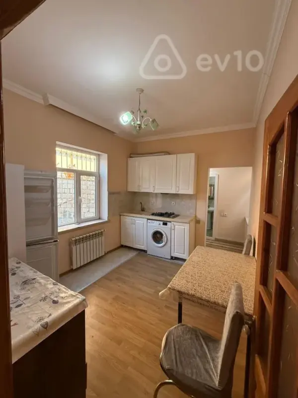 Kirayə verilir 2 otaqlı köhnə tikili 60 m²