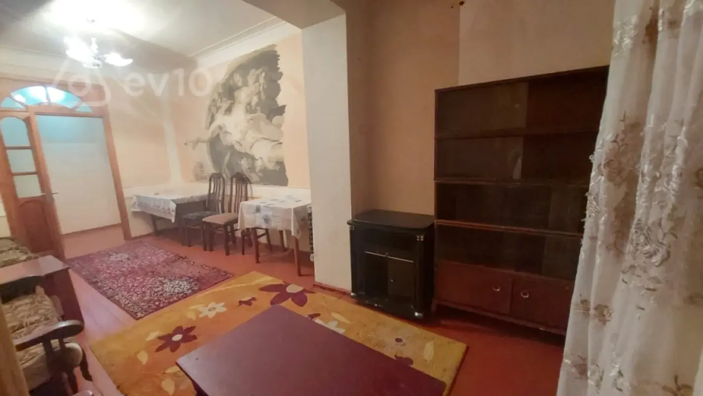 Kirayə verilir 2 otaqlı köhnə tikili 60 m²