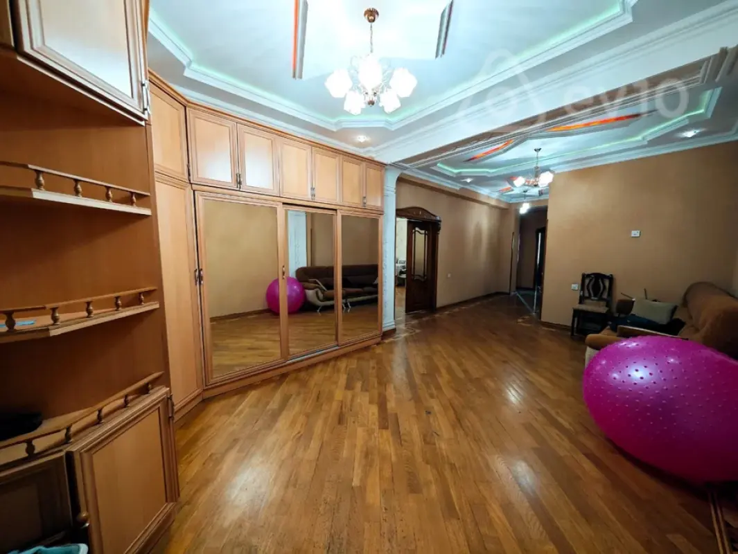 Kirayə verilir 3 otaqlı yeni tikili 150 m²