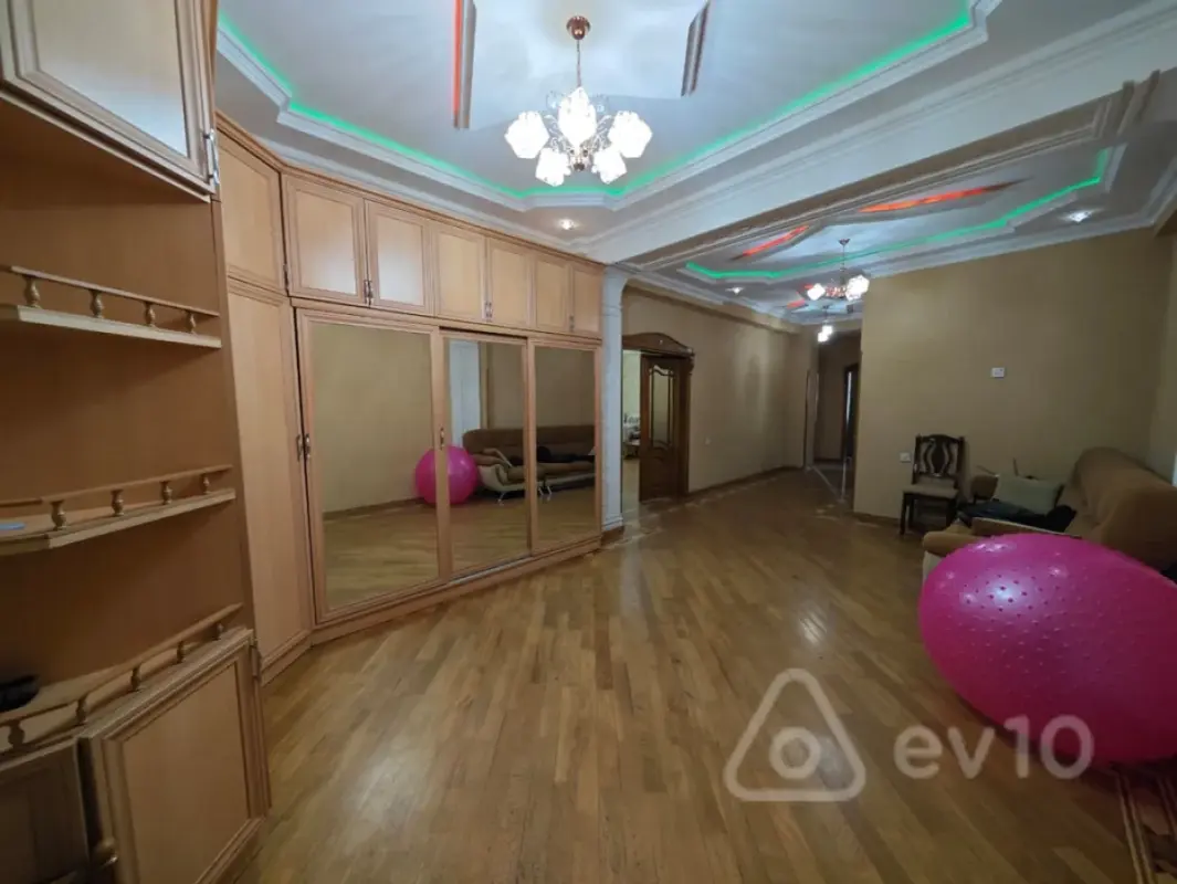 Kirayə verilir 3 otaqlı yeni tikili 146 m²