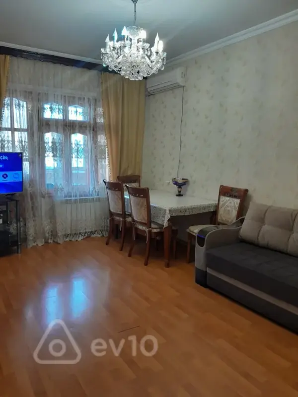 Kirayə verilir 2 otaqlı köhnə tikili 80 m²