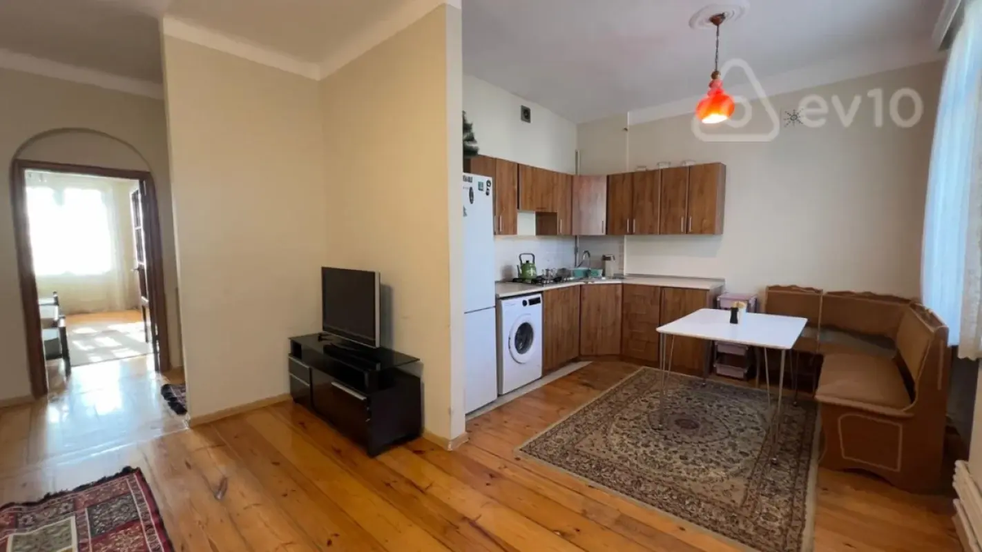 Kirayə verilir 2 otaqlı köhnə tikili 60 m²