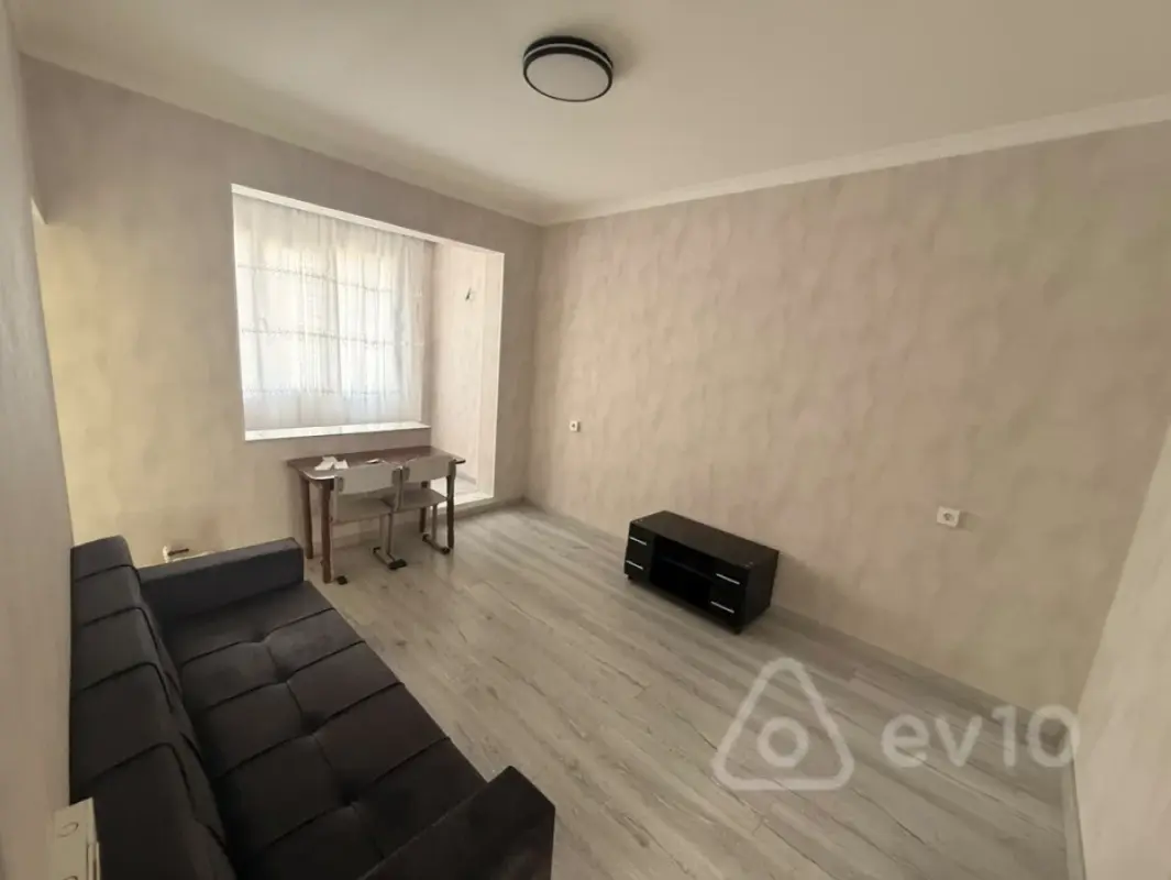 Kirayə verilir 22 otaqlı köhnə tikili 40 m²